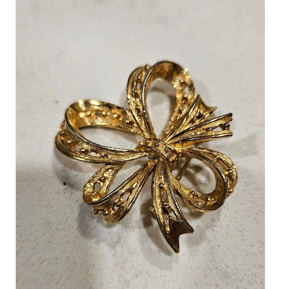 Vintage Gold Tone Textured Openwork Bow Brooch Pin Classic Feminine Accessory